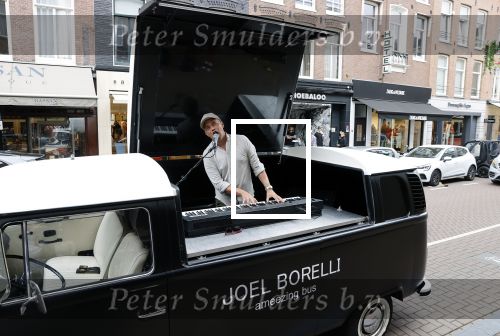 Amsterdam 19 juni 2021
Joel Borelli in zijn Ameezing bus iop de pc hooftstraat.