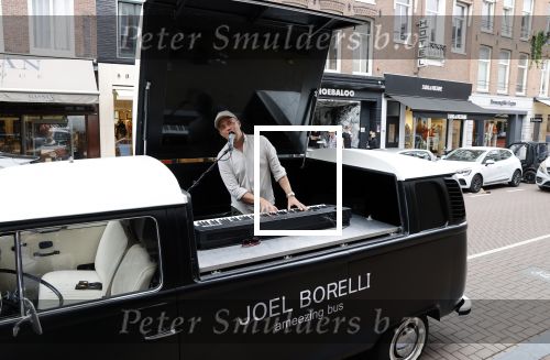 Amsterdam 19 juni 2021
Joel Borelli in zijn Ameezing bus iop de pc hooftstraat.