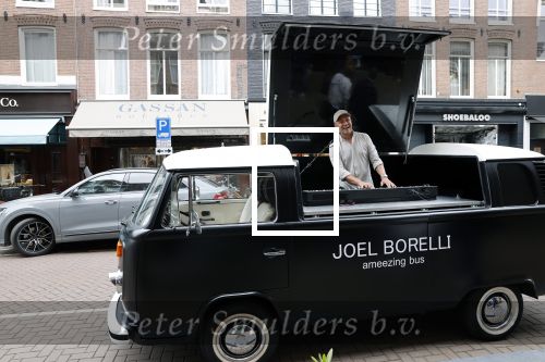 Amsterdam 19 juni 2021
Joel Borelli in zijn Ameezing bus iop de pc hooftstraat.