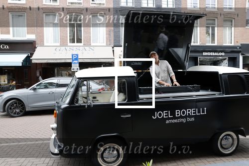 Amsterdam 19 juni 2021
Joel Borelli in zijn Ameezing bus iop de pc hooftstraat.