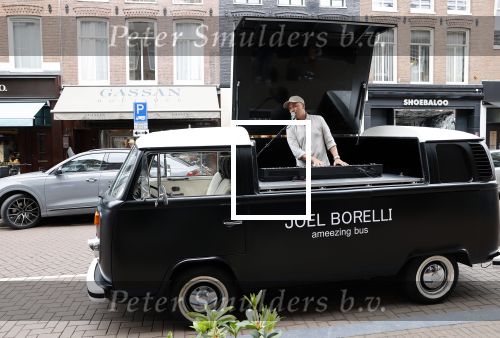 Amsterdam 19 juni 2021
Joel Borelli in zijn Ameezing bus iop de pc hooftstraat.