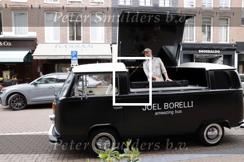 Amsterdam 19 juni 2021
Joel Borelli in zijn Ameezing bus iop de pc hooftstraat.