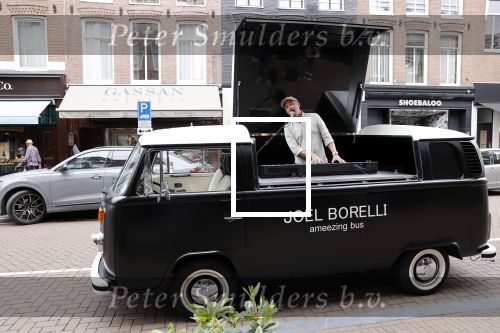 Amsterdam 19 juni 2021
Joel Borelli in zijn Ameezing bus iop de pc hooftstraat.