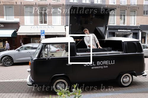 Amsterdam 19 juni 2021
Joel Borelli in zijn Ameezing bus iop de pc hooftstraat.