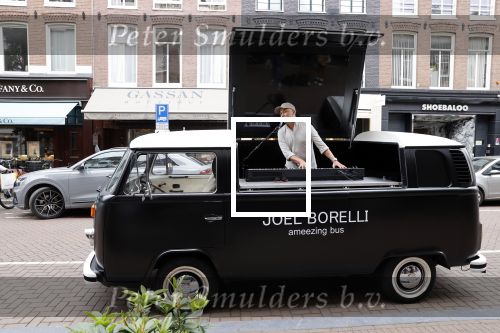 Amsterdam 19 juni 2021
Joel Borelli in zijn Ameezing bus iop de pc hooftstraat.