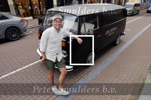 Amsterdam 19 juni 2021
Joel Borelli in zijn Ameezing bus iop de pc hooftstraat.