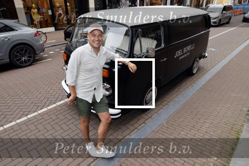 Amsterdam 19 juni 2021
Joel Borelli in zijn Ameezing bus iop de pc hooftstraat.
