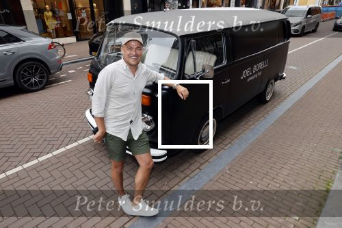 Amsterdam 19 juni 2021
Joel Borelli in zijn Ameezing bus iop de pc hooftstraat.