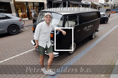 Amsterdam 19 juni 2021
Joel Borelli in zijn Ameezing bus iop de pc hooftstraat.