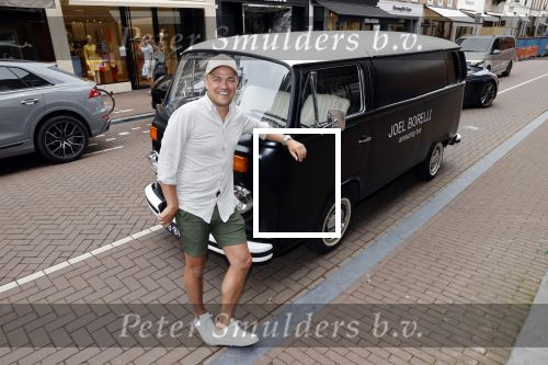 Amsterdam 19 juni 2021
Joel Borelli in zijn Ameezing bus iop de pc hooftstraat.
