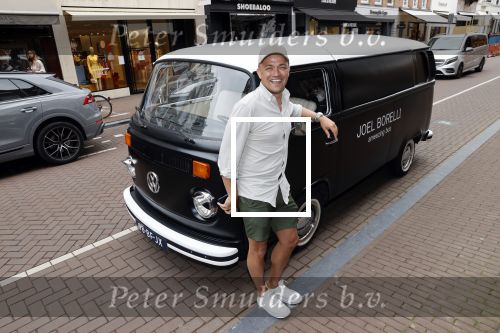 Amsterdam 19 juni 2021
Joel Borelli in zijn Ameezing bus iop de pc hooftstraat.