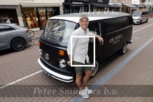 Amsterdam 19 juni 2021
Joel Borelli in zijn Ameezing bus iop de pc hooftstraat.