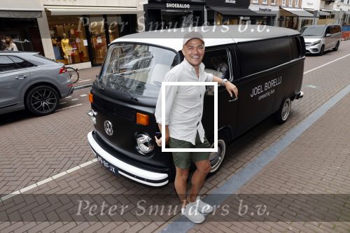 Amsterdam 19 juni 2021
Joel Borelli in zijn Ameezing bus iop de pc hooftstraat.