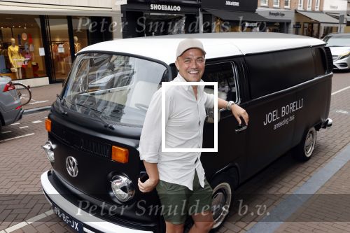 Amsterdam 19 juni 2021
Joel Borelli in zijn Ameezing bus iop de pc hooftstraat.