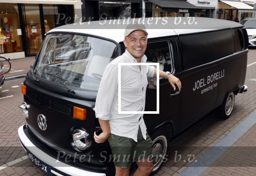 Amsterdam 19 juni 2021
Joel Borelli in zijn Ameezing bus iop de pc hooftstraat.