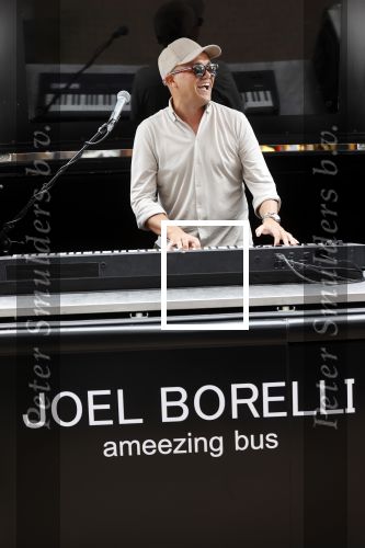 Amsterdam 19 juni 2021
Joel Borelli in zijn Ameezing bus iop de pc hooftstraat.