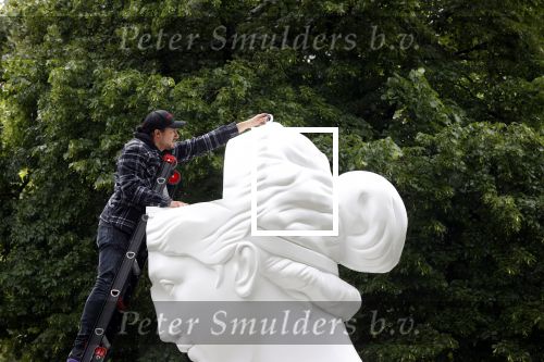 Amsterdam 21 juni 2021
Plaatsen van kunstwerk Joseph Klibansky voor Art Zuid op de apollolaan.
 Zijn vriendin Victoria Waldau alsmede zijn broer schoonzus en ouders zijn ook aanwezig