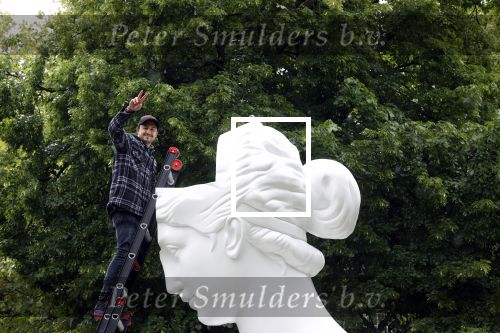 Amsterdam 21 juni 2021
Plaatsen van kunstwerk Joseph Klibansky voor Art Zuid op de apollolaan.
 Zijn vriendin Victoria Waldau alsmede zijn broer schoonzus en ouders zijn ook aanwezig