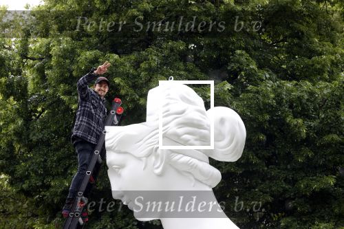 Amsterdam 21 juni 2021
Plaatsen van kunstwerk Joseph Klibansky voor Art Zuid op de apollolaan.
 Zijn vriendin Victoria Waldau alsmede zijn broer schoonzus en ouders zijn ook aanwezig