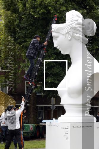 Amsterdam 21 juni 2021
Plaatsen van kunstwerk Joseph Klibansky voor Art Zuid op de apollolaan.
 Zijn vriendin Victoria Waldau alsmede zijn broer schoonzus en ouders zijn ook aanwezig