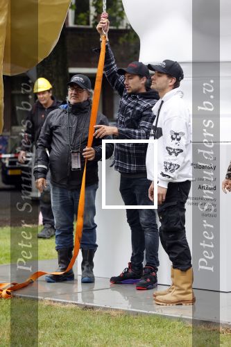 Amsterdam 21 juni 2021
Plaatsen van kunstwerk Joseph Klibansky voor Art Zuid op de apollolaan.
 Zijn vriendin Victoria Waldau alsmede zijn broer schoonzus en ouders zijn ook aanwezig