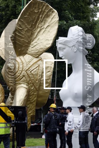 Amsterdam 21 juni 2021
Plaatsen van kunstwerk Joseph Klibansky voor Art Zuid op de apollolaan.
 Zijn vriendin Victoria Waldau alsmede zijn broer schoonzus en ouders zijn ook aanwezig
