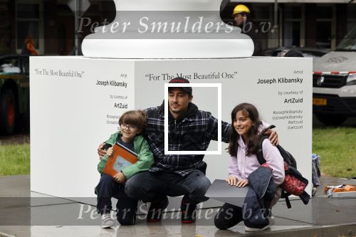 Amsterdam 21 juni 2021
Plaatsen van kunstwerk Joseph Klibansky voor Art Zuid op de apollolaan.
 Zijn vriendin Victoria Waldau alsmede zijn broer schoonzus en ouders zijn ook aanwezig
