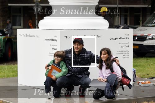 Amsterdam 21 juni 2021
Plaatsen van kunstwerk Joseph Klibansky voor Art Zuid op de apollolaan.
 Zijn vriendin Victoria Waldau alsmede zijn broer schoonzus en ouders zijn ook aanwezig