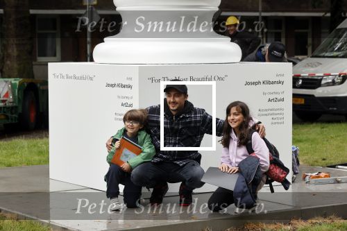 Amsterdam 21 juni 2021
Plaatsen van kunstwerk Joseph Klibansky voor Art Zuid op de apollolaan.
 Zijn vriendin Victoria Waldau alsmede zijn broer schoonzus en ouders zijn ook aanwezig