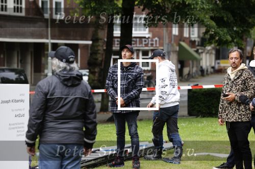 Amsterdam 21 juni 2021
Plaatsen van kunstwerk Joseph Klibansky voor Art Zuid op de apollolaan.
 Zijn vriendin Victoria Waldau alsmede zijn broer schoonzus en ouders zijn ook aanwezig