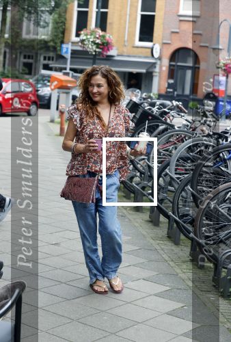 Amsterdam 13 julo 2021
Katja Schuurman haalt smoothie en kopje koffie op de cornelis schuytstraat.