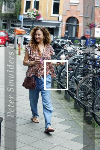 Amsterdam 13 julo 2021
Katja Schuurman haalt smoothie en kopje koffie op de cornelis schuytstraat.