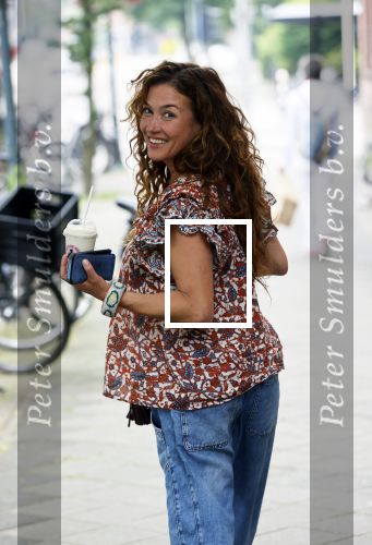 Amsterdam 13 julo 2021
Katja Schuurman haalt smoothie en kopje koffie op de cornelis schuytstraat.