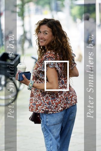 Amsterdam 13 julo 2021
Katja Schuurman haalt smoothie en kopje koffie op de cornelis schuytstraat.
