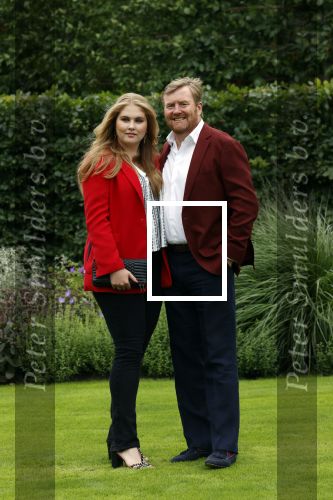 Den haag 16 juli 2021
Koninklijk fotouurtje met Koning Willem Alexander Koningin Maxima Prinses Amalia Alexia en Ariane in de tuin van Paleis Huis ten Bosch.
