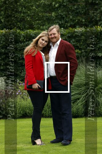 Den haag 16 juli 2021
Koninklijk fotouurtje met Koning Willem Alexander Koningin Maxima Prinses Amalia Alexia en Ariane in de tuin van Paleis Huis ten Bosch.
