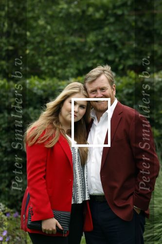 Den haag 16 juli 2021
Koninklijk fotouurtje met Koning Willem Alexander Koningin Maxima Prinses Amalia Alexia en Ariane in de tuin van Paleis Huis ten Bosch.