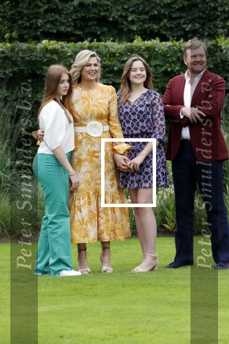 Den haag 16 juli 2021
Koninklijk fotouurtje met Koning Willem Alexander Koningin Maxima Prinses Amalia Alexia en Ariane in de tuin van Paleis Huis ten Bosch.