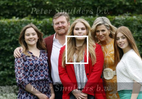 Den haag 16 juli 2021
Koninklijk fotouurtje met Koning Willem Alexander Koningin Maxima Prinses Amalia Alexia en Ariane in de tuin van Paleis Huis ten Bosch.