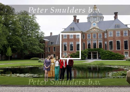 Den haag 16 juli 2021
Koninklijk fotouurtje met Koning Willem Alexander Koningin Maxima Prinses Amalia Alexia en Ariane in de tuin van Paleis Huis ten Bosch.