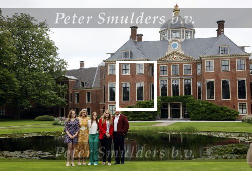 Den haag 16 juli 2021
Koninklijk fotouurtje met Koning Willem Alexander Koningin Maxima Prinses Amalia Alexia en Ariane in de tuin van Paleis Huis ten Bosch.