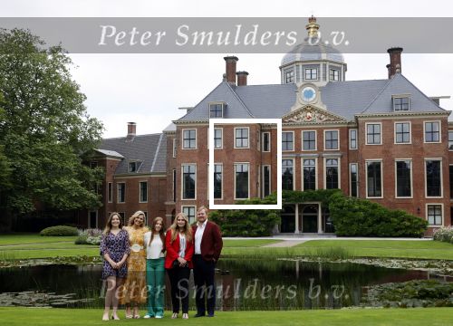 Den haag 16 juli 2021
Koninklijk fotouurtje met Koning Willem Alexander Koningin Maxima Prinses Amalia Alexia en Ariane in de tuin van Paleis Huis ten Bosch.