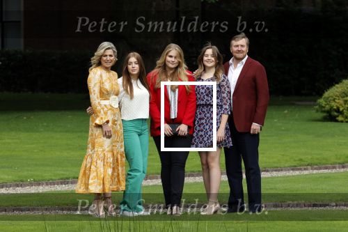 Den haag 16 juli 2021
Koninklijk fotouurtje met Koning Willem Alexander Koningin Maxima Prinses Amalia Alexia en Ariane in de tuin van Paleis Huis ten Bosch.