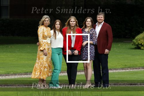 Den haag 16 juli 2021
Koninklijk fotouurtje met Koning Willem Alexander Koningin Maxima Prinses Amalia Alexia en Ariane in de tuin van Paleis Huis ten Bosch.