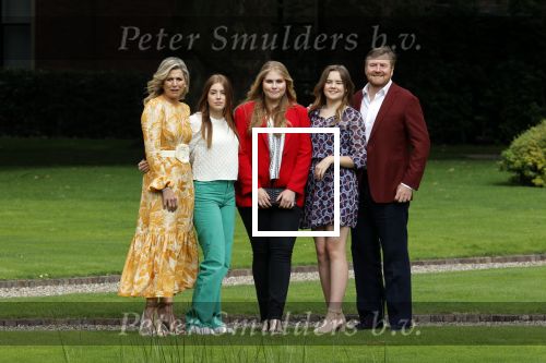 Den haag 16 juli 2021
Koninklijk fotouurtje met Koning Willem Alexander Koningin Maxima Prinses Amalia Alexia en Ariane in de tuin van Paleis Huis ten Bosch.