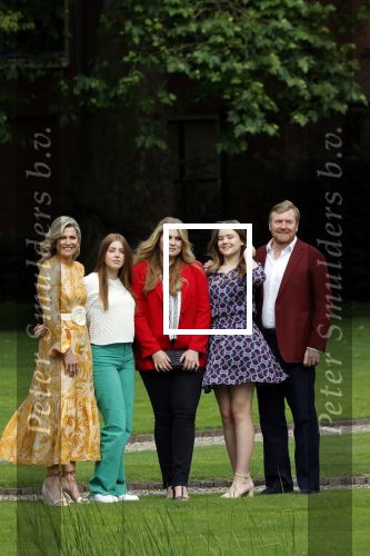 Den haag 16 juli 2021
Koninklijk fotouurtje met Koning Willem Alexander Koningin Maxima Prinses Amalia Alexia en Ariane in de tuin van Paleis Huis ten Bosch.