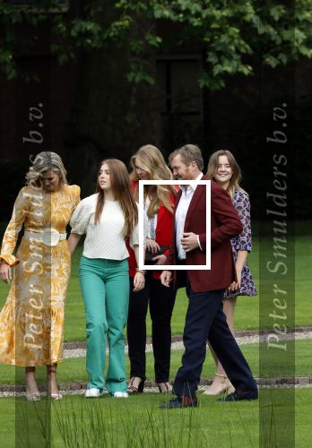 Den haag 16 juli 2021
Koninklijk fotouurtje met Koning Willem Alexander Koningin Maxima Prinses Amalia Alexia en Ariane in de tuin van Paleis Huis ten Bosch.