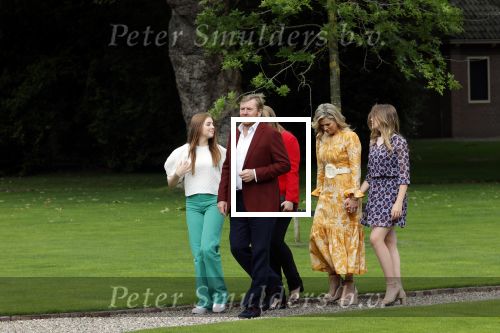Den haag 16 juli 2021
Koninklijk fotouurtje met Koning Willem Alexander Koningin Maxima Prinses Amalia Alexia en Ariane in de tuin van Paleis Huis ten Bosch.
