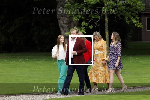 Den haag 16 juli 2021
Koninklijk fotouurtje met Koning Willem Alexander Koningin Maxima Prinses Amalia Alexia en Ariane in de tuin van Paleis Huis ten Bosch.