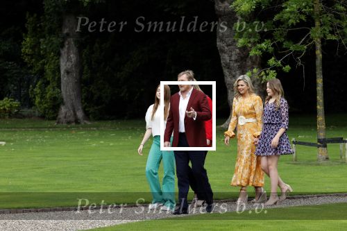 Den haag 16 juli 2021
Koninklijk fotouurtje met Koning Willem Alexander Koningin Maxima Prinses Amalia Alexia en Ariane in de tuin van Paleis Huis ten Bosch.
